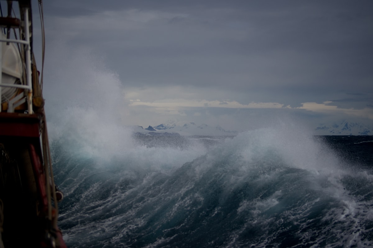 A towering ocean wave at the moment before it breaks